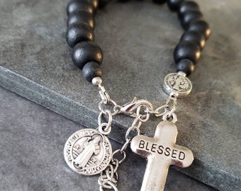 Brazalete católico. Pulsera de madera católica de San Benito. Joyería Católica. Pulsera para hombre. Pulsera de madera negra. Medallón de San Benito.