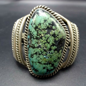 Riveting Vintage Native American Navajo Morenci Turquoise Cluster Sterling Silver Bracelet Riveting Vintage Native American Navajo Morenci Turquoise Cluster Sterling Silver Bracelet