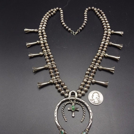 ナジャ　スカッシュブロッサム　ターコイズ　シルバー ナバホ族 キングマンターコイズシャドーボックススカッシュブロッサム