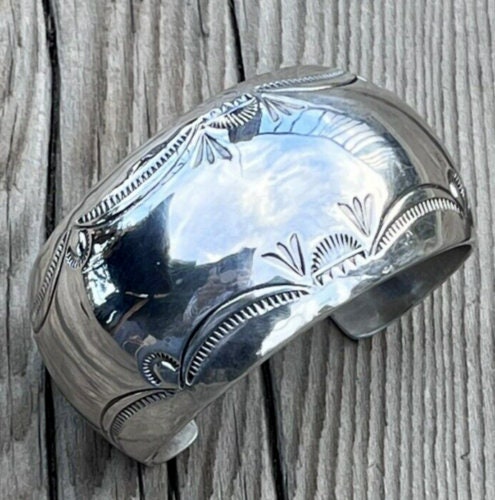 Navajo Orville Tsinnie ウェーブ バングル　Mサイズ Orville Tsinnie NAVAJO Hand-stamped SHINY Sterling Silver Cuff