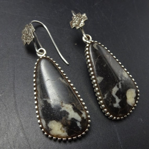 Exquisite Native American Navajo Royston Coral Shell Sterling Silver Naja Earrings Exquisite Native American Navajo Royston Coral Shell Sterling Silver Naja Earrings