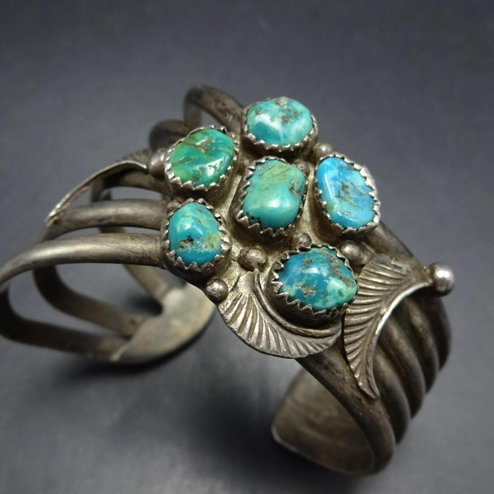 古いターコイズクラスター、アシンメトリースターリングシルバーカフ