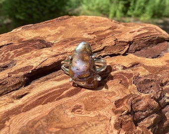 Regenbogen Glitzer Boulder Opal Ring - Größe 8