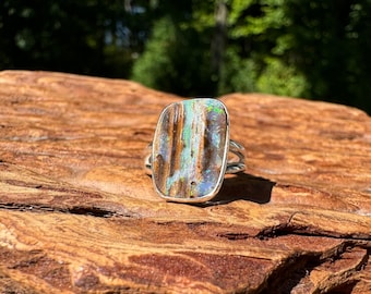 Glitzernder Regenbogen Boulder Opal Ring - Größe 6