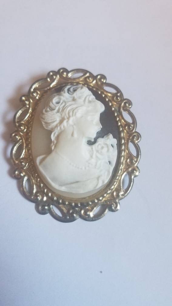 Vintage 'Cameos Factory Naples' Gift Boxed Brooch. Brown, Tan Cabachon