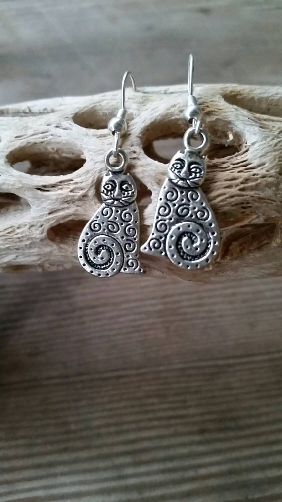 Handmade Silvertone Cats Dangling Dangle Earrings. Laurel Burch Style Kitty Cat Jewelry