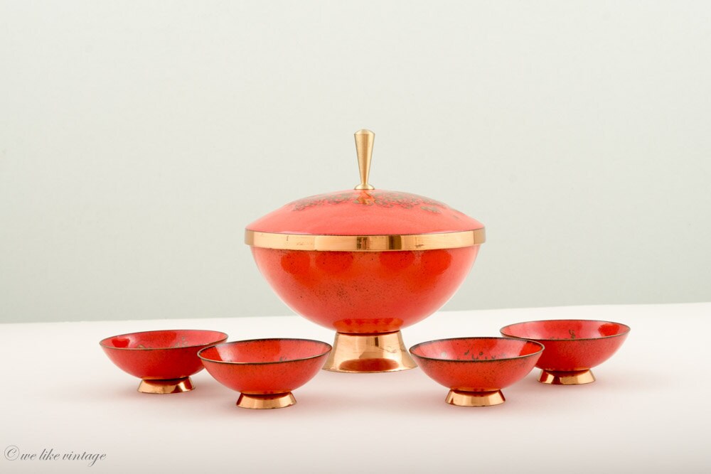 Émaillée Rouge Snack Service Set, Au Milieu Du Siècle Moderne Émail Bols, 1 Bol à Couvercle et 4 Bol