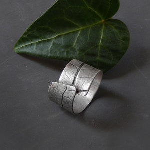 Adjustable silver Ivy leaf band ring. Handmade contemporary botanical ring for women in sterling silver.
