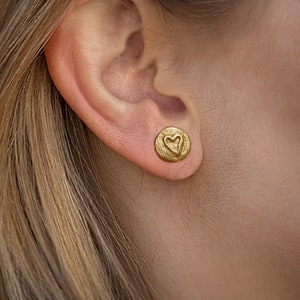 Geschnitzte Herz Ohrringe, Gold Herz Ohrstecker in Sterling Silber vergoldet. Perfektes Valentinstagsgeschenk.