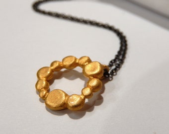 Kleiner goldener Bubble-Anhänger. Flache dotierte Kreis Halskette aus Sterling Silber und vergoldet. Zarter Layering Schmuck