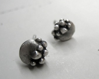 Pendientes de poste de burbujas, Tachuelas de plata de ley de flor mínima, Oxidado con acabado satinado, Regalo para ella