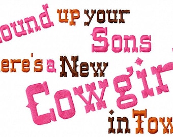Op de afbeelding: Roze en bruine tekst op een witte achtergrond met de tekst "Round up your sons there's a new cowgirl in town".