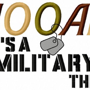 Op de afbeelding: Een zwart-wit grafisch ontwerp met de tekst "HOOAH IT'S A MILITARY THING" en twee grijze hondenpenningen.