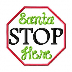 Op de afbeelding: Een rood achthoekig stopteken met de tekst "Santa Stop Here" in groene en zwarte letters.
