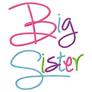 Puede incluir: Un diseño de bordado colorido que dice "Big Sister" en una fuente manuscrita juguetona. Las letras son en tonos de rosa, morado, azul y verde.
