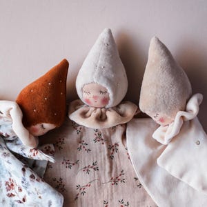 Modello di cucito per bambola Waldorf PDF + Video Tutorial - Gnome Lovey - Bambola di stoffa - Peluche - Gif fatta a mano - Regalo fai da te - Lilalune