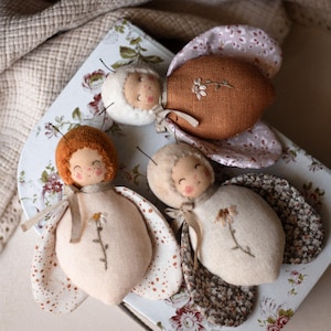 Modello di cucito per bambola Waldorf in PDF e tutorial video - Bambola di stoffa coccinella - Peluche - Animale di peluche - Idea regalo fatta a mano - Regalo fai da te - Lilalune