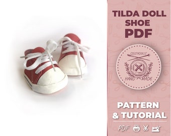 Op de afbeelding: Een paar rode canvas schoenen met witte veters en witte zolen. De schoenen zijn voor een Tilda pop en maken deel uit van een naai-patroon en een tutorial PDF.