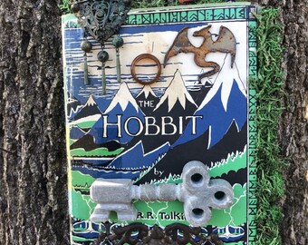 El Hobbit reutilizado libro reciclado arte de ensamblaje de medios mixtos