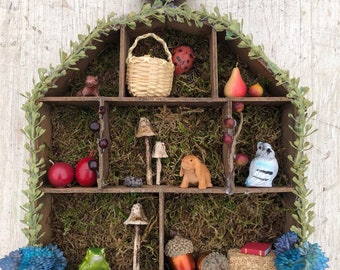 Reutilizado Gnome reciclado Woodland Forest Home Mixed Media Shadowbox Ensamblaje Arte