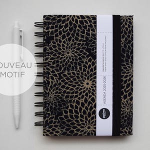 A6 Agenda 2025-2026 / Japans - Beige bloemen op blauwe achtergrond / 10x15cm / Terug naar school / Handtas