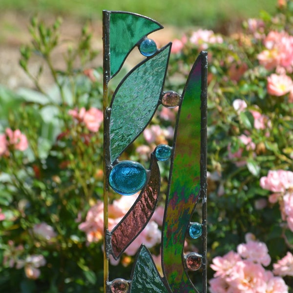 Contemporary Stained Glass Garden Art for Outdoor Garden Decorating Idea Glass Garden Stake Stained Glass Lawn Art.  "Peacock Feathers"