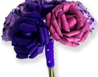 Ramo de rosas moradas de origami de papel