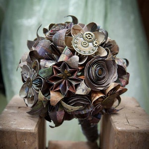 Bouquet di origami di carta con fiori misti steampunk