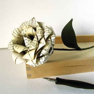 Rosa di carta per il 1° anniversario di matrimonio, fiore di libro riciclato