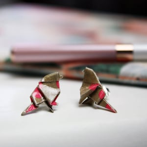 Orecchini a forma di uccello origami rosa e pois kraft