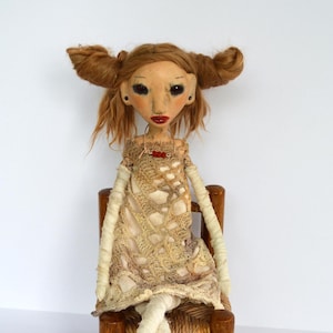 Bambola d'arte OOAK, bambola d'arte in carta e argilla, bambola primitiva, bambola popolare, ciocche di alpaca Suri, tessuti tinti con colori botanici, bambola fatta a mano, SARASA