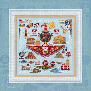 Könnte beinhalten: Ein farbenfrohes Kreuzstich-Stickmuster mit einer traditionellen russischen Teeparty-Szene mit einem Samowar, Teetassen, Pfannkuchen, Honig und anderen festlichen Details. Das Design ist in einem weißen Rahmen mit blauem Hintergrund gerahmt.