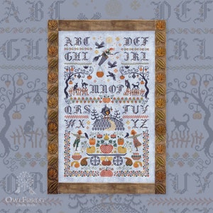 Könnte beinhalten: Ein gerahmtes Kreuzstich-Exemplar mit Halloween-Motiv. Das Design zeigt ein Alphabet, eine Hexe auf einem Besen, schwarze Katzen, Kürbisse, Vogelscheuchen und eine Frau in einem Kleid. Der Rahmen ist aus Holz. Der Text "OWLFOREST EMBROIDERY" befindet sich unten.