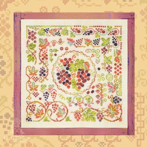 Könnte beinhalten: Ein Kreuzstichmuster mit verschiedenen Traubenranken-Designs, darunter Trauben, Blätter und Ranken. Das Muster ist in einem Holzrahmen mit rosafarbenem Finish gerahmt.