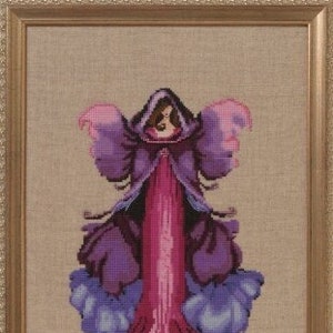 Puede incluir: Un bordado de punto de cruz de un hada con alas y un largo vestido fluido, en tonos morados y rosados.