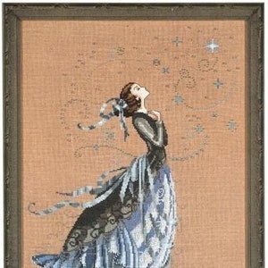 Könnte beinhalten: Eine Frau in einem blauen und schwarzen Kleid mit wallendem Rock steht mit dem Kopf nach hinten geneigt und blickt zu einem Himmel voller funkelnder Sterne auf. Das Kleid hat eine Spitzenüberlage und einen fließenden Schleier.