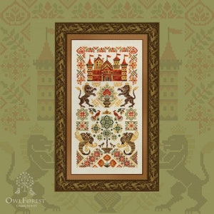 Könnte beinhalten: Ein gerahmtes Kreuzstich-Stickmuster mit einem roten Schloss, einem grünen Baum und Löwen. Das Design ist von einem braunen Rahmen mit einem dekorativen Rand umgeben.