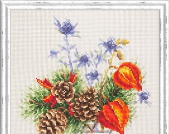 Könnte beinhalten: Ein Kreuzstichmuster mit einer Vase, gefüllt mit Tannenzapfen, roten und orangefarbenen Blumen und blauen Disteln. Die Vase steht auf einem weißen Hintergrund mit dem Text "CROSS STITCH KITS MAGIC NEEDLE" in der rechten unteren Ecke.
