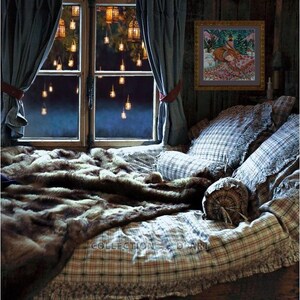 K&ouml;nnte beinhalten: Ein gem&uuml;tliches Schlafzimmer mit einem Fenster, das einen Blick auf eine Nachtszene mit funkelnden Lichtern bietet. Das Bett ist mit einer karierten Bettdecke und einer braunen Kunstfelldecke bezogen. An der Wand &uuml;ber dem Bett h&auml;ngt ein gerahmtes Bild.