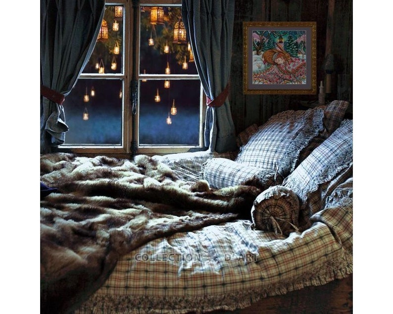 K&ouml;nnte beinhalten: Ein gem&uuml;tliches Schlafzimmer mit einem Fenster, das einen Blick auf eine Nachtszene mit funkelnden Lichtern bietet. Das Bett ist mit einer karierten Bettdecke und einer braunen Kunstfelldecke bezogen. An der Wand &uuml;ber dem Bett h&auml;ngt ein gerahmtes Bild.