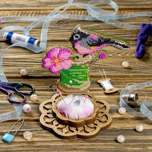 Fågel med blomma nålfodral från Wonderland Crafts Kit för att göra nåldyna Set för broderi på trä
