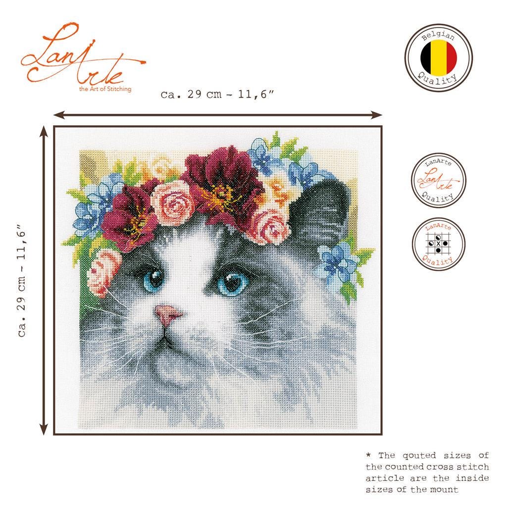 ラナーテのフラワークラウンラグドール。花の中の美しい猫のクロス