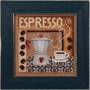 Può includere: Opera d'arte a punto croce in una cornice blu scuro. L'opera presenta la parola "ESPRESSO" sopra una caffettiera, una tazza di caffè e chicchi di caffè. La caffettiera ha un manico rosso e un cuore. Lo sfondo è marrone.