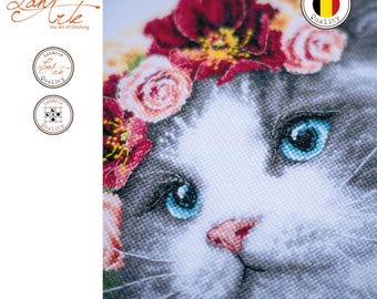 ラナーテのフラワークラウンラグドール。花の中の美しい猫のクロス