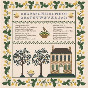 以下が含まれることがあります： レモンの木が2本と、鳥とレモンの入った籠のある家のクロスステッチパターン。アルファベット、2021年、そしてロンドンの様々な場所の鐘についての伝統的なイギリスの童謡が含まれています。