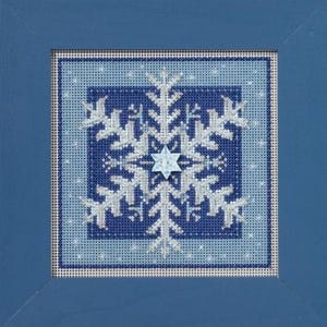 Puede incluir: Una pieza de arte en punto de cruz cuadrada que presenta un diseño de copo de nieve blanco centrado sobre un fondo azul oscuro, rodeado por un borde azul claro con pequeños puntos blancos, dentro de un marco de madera azul sólido.