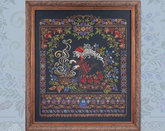 Könnte beinhalten: Gerahmte Kreuzstichkunst mit einer Hexe in rotem Kopftuch und schwarzem Kleid, die einen Kessel umrührt. Das Kunstwerk ist von floralen und geometrischen Mustern in Rot-, Blau-, Lila- und Goldtönen umgeben, vor einem schwarzen Hintergrund. Der Rahmen ist dunkelbraun.