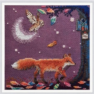 Puede incluir: Un patr&oacute;n de punto de cruz que presenta un zorro caminando por una escena de bosque con una luna creciente, un b&uacute;ho y hojas que caen. El fondo es un cielo morado con estrellas blancas.