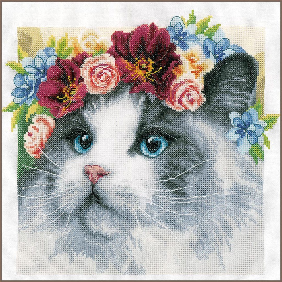 ラナーテのフラワークラウンラグドール。花の中の美しい猫のクロス