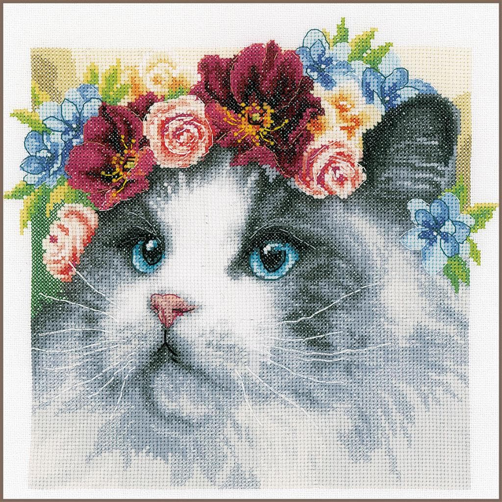 ラナーテのフラワークラウンラグドール。花の中の美しい猫のクロス